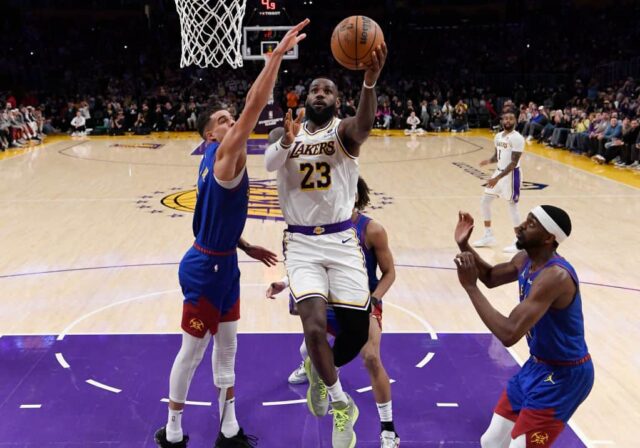 LeBron James nº 23 do Los Angeles Lakers marca seu 40.000º ponto na carreira durante o primeiro tempo contra Michael Porter Jr. nº 1 do Denver Nuggets na Crypto.com Arena em 2 de março de 2024 em Los Angeles, Califórnia. 