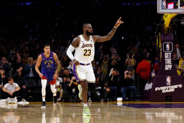 LeBron James nº 23 do Los Angeles Lakers reage após marcar seu 40.000º ponto na carreira durante o primeiro tempo contra Michael Porter Jr. nº 1 do Denver Nuggets na Crypto.com Arena em 2 de março de 2024 em Los Angeles, Califórnia. 