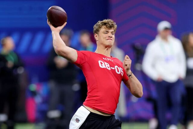 JJ McCarthy #QB05 de Michigan participa de um exercício durante o NFL Combine no Lucas Oil Stadium em 02 de março de 2024 em Indianápolis, Indiana.