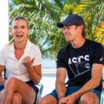 Katie Boulter da Grã-Bretanha e seu namorado Alex De Minaur durante uma entrevista na TV no dia 3 do BNP Paribas Open no Indian Wells Tennis Garden em 5 de março de 2024