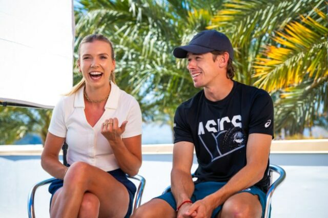 Katie Boulter da Grã-Bretanha e seu namorado Alex De Minaur durante uma entrevista na TV no dia 3 do BNP Paribas Open no Indian Wells Tennis Garden em 5 de março de 2024