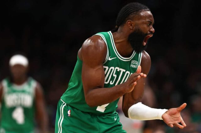 Jaylen Brown nº 7 do Boston Celtics comemora durante o segundo quarto contra o Golden State Warriors no TD Garden em 3 de março de 2024 em Boston, Massachusetts.