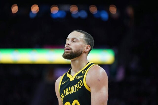 Stephen Curry, número 30 do Golden State Warriors, fecha os olhos entre as jogadas do terceiro quarto contra o Chicago Bulls no Chase Center em 7 de março de 2024 em San Francisco, Califórnia.