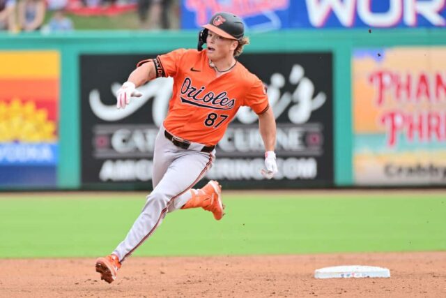 Jackson Holliday # 87 do Baltimore Orioles arredonda a segunda base depois de acertar um triplo na terceira entrada contra o Philadelphia Phillies durante um jogo de treinamento de primavera da Grapefruit League de 2024 no BayCare Ballpark em 05 de março de 2024 em Clearwater, Flórida. 