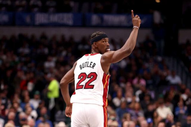 Jimmy Butler nº 22 do Miami Heat comemora uma cesta contra o Dallas Mavericks no primeiro tempo no American Airlines Center em 7 de março de 2024 em Dallas, Texas.