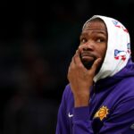 Kevin Durant #35 do Phoenix Suns observa do banco durante o segundo quarto contra o Boston Celtics no TD Garden em 14 de março de 2024 em Boston, Massachusetts.
