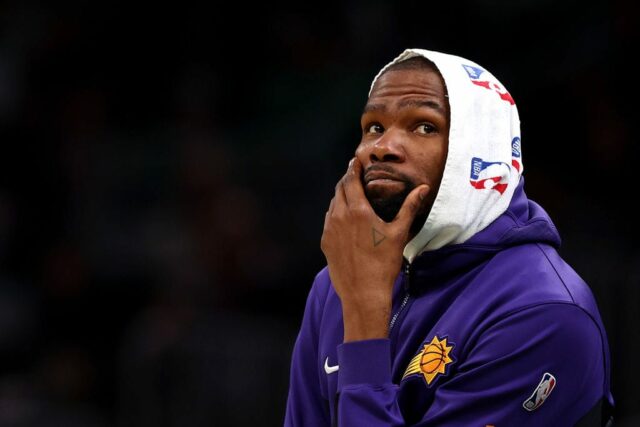Kevin Durant #35 do Phoenix Suns observa do banco durante o segundo quarto contra o Boston Celtics no TD Garden em 14 de março de 2024 em Boston, Massachusetts.
