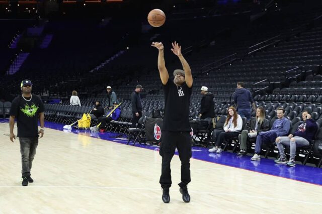 Allen Iverson, membro do Hall da Fama da NBA e ex-Philadelphia 76er, arremessa antes de um jogo entre o Philadelphia 76ers e o Miami Heat no Wells Fargo Center em 18 de março de 2024 na Filadélfia, Pensilvânia.