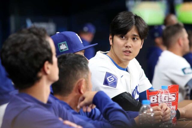 Shohei Ohtani # 17 do Los Angeles Dodgers é visto no banco de reservas durante o jogo da Série 2024 de Seul entre San Diego Padres e Los Angeles Dodgers no Gocheok Sky Dome em 21 de março de 2024 em Seul, Coreia do Sul.