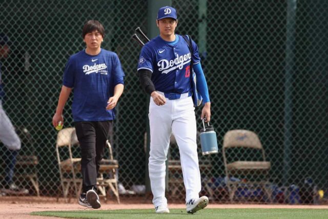 Shohei Ohtani nº 17 do Los Angeles Dodgers e o intérprete Ippei Mizuhara chegam para um jogo contra o Chicago White Sox no Camelback Ranch em 27 de fevereiro de 2024 em Glendale, Arizona.