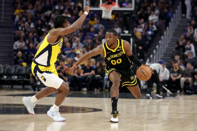 Jonathan Kuminga nº 00 do Golden State Warriors é guardado por Aaron Nesmith nº 23 do Indiana Pacers no Chase Center em 22 de março de 2024 em San Francisco, Califórnia. 