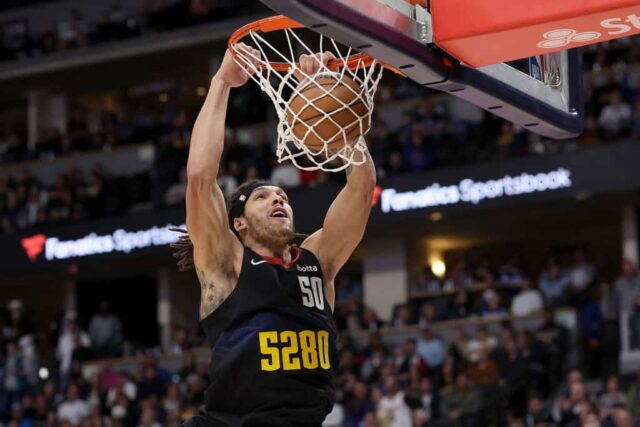 Aaron Gordon #50 do Denver Nuggets enterrou contra o Phoenix Suns durante o terceiro quarto na Ball Arena em 27 de março de 2024 em Denver, Colorado.