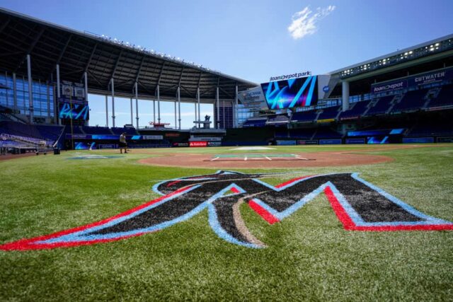 Uma visão geral do parque LoanDepot com o teto aberto antes de um jogo entre o Miami Marlins e o Pittsburgh Pirates no parque LoanDepot em 31 de março de 2024 em Miami, Flórida.