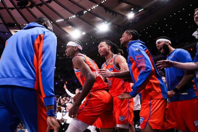 Shai Gilgeous-Alexander nº 2 do Oklahoma City Thunder reage com companheiros de equipe após fazer uma cesta no minuto final do quarto período do jogo contra o New York Knicks no Madison Square Garden em 31 de março de 2024 na cidade de Nova York.