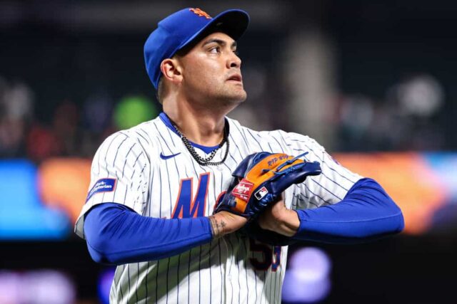 Sean Manaea nº 59 do New York Mets caminha até o banco de reservas após a quarta entrada do jogo contra o Detroit Tigers no Citi Field em 01 de abril de 2024 na cidade de Nova York. 