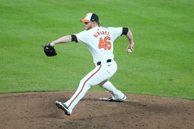 Craig Kimbrel #46 do Baltimore Orioles arremessa na nona entrada durante um jogo de beisebol contra o Kansas City Royals no Oriole Park em Camden Yards em 1º de abril de 2024 em Baltimore, Maryland. 