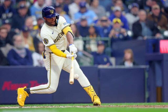 Jackson Chourio # 11 dos Milwaukee Brewers acerta um single RBI durante o segundo turno da estreia em casa contra o Minnesota Twins no American Family Field em 02 de abril de 2024 em Milwaukee, Wisconsin. 