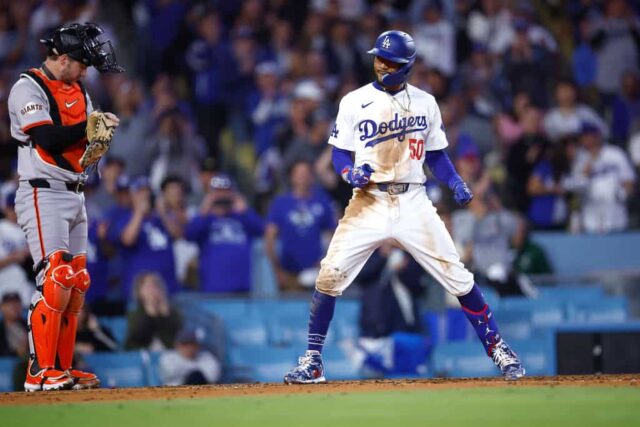 Mookie Betts nº 50 do Los Angeles Dodgers comemora um home run contra o San Francisco Giants na terceira entrada no Dodger Stadium em 2 de abril de 2024 em Los Angeles, Califórnia. 