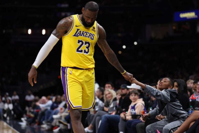 LeBron James nº 23 do Los Angeles Lakers cumprimenta um torcedor contra o Washington Wizards na Capital One Arena em 3 de abril de 2024 em Washington, DC. 