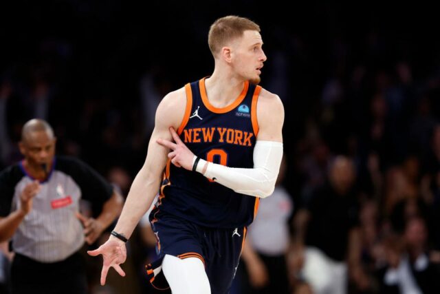 Donte DiVincenzo nº 0 do New York Knicks reage após acertar um arremesso de três pontos no segundo tempo contra o Sacramento Kings no Madison Square Garden em 4 de abril de 2024 na cidade de Nova York.  Os Knicks venceram por 120-109.