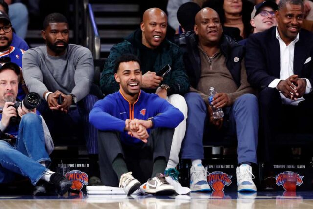 O ex-jogador da NBA Stephon Marbury observa o primeiro tempo entre o New York Knicks e o Sacramento Kings no Madison Square Garden em 4 de abril de 2024 na cidade de Nova York.