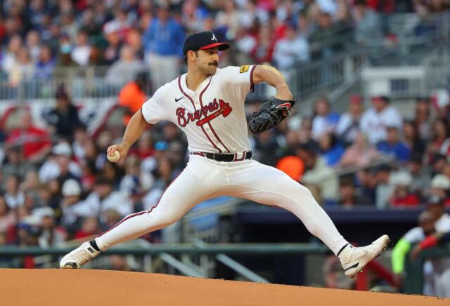 Spencer Strider nº 99 do Atlanta Braves arremessa no primeiro turno contra o Arizona Diamondbacks no Truist Park em 5 de abril de 2024 em Atlanta, Geórgia.