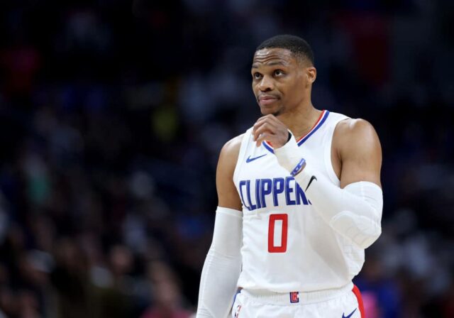 Russell Westbrook #0 do LA Clippers reage durante uma vitória por 102-100 sobre o Denver Nuggets na Crypto.com Arena em 4 de abril de 2024 em Los Angeles, Califórnia.