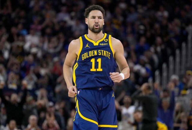 Klay Thompson, nº 11 do Golden State Warriors, reage após acertar um arremesso de três pontos contra o Utah Jazz durante o primeiro tempo no Chase Center em 7 de abril de 2024 em San Francisco, Califórnia.