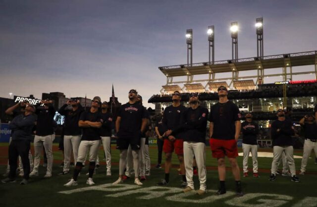     Os Cleveland Guardians observam o eclipse solar total antes de sua estreia em casa contra o Chicago White Sox no Progressive Field em 8 de abril de 2024 em Cleveland, Ohio.  Cleveland está no 
