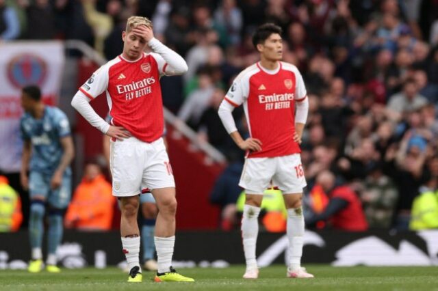 Emile Smith Rowe e Takehiro Tomiyasu em ação pelo Arsenal contra o Aston Villa