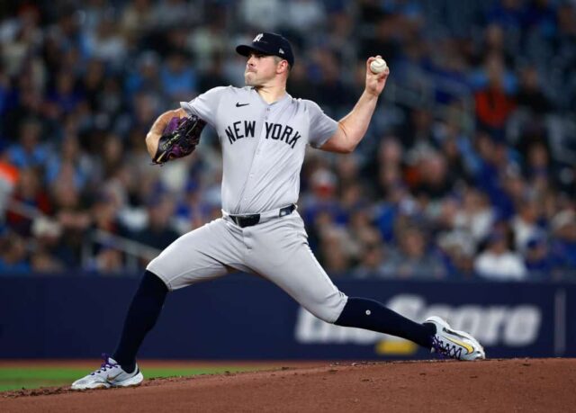 Carlos Rodon #55 do New York Yankees lança um arremesso no segundo turno durante um jogo contra o Toronto Blue Jays no Rogers Centre em 16 de abril de 2024 em Toronto, Ontário, Canadá. 