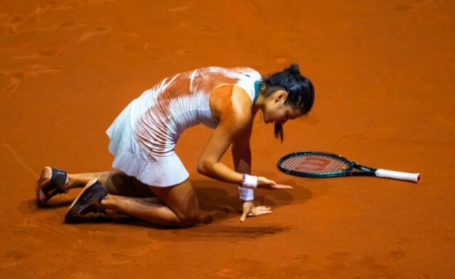 Emma Raducanu foi fotografada caindo na quadra depois de tentar devolver um chute para Iga Swiatek no segundo set da partida das quartas de final no Aberto de Stuttgart