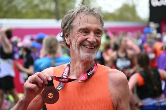 Sir Jim Ratcliffe correu mais de 40 maratonas.  (Foto de JUSTIN TALLIS/AFP via Getty Images)