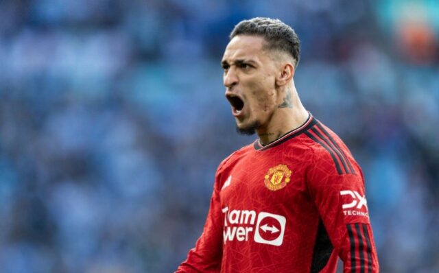 Antony fotografado comemorando depois que o Man United derrotou o Coventry City nas semifinais da FA Cup