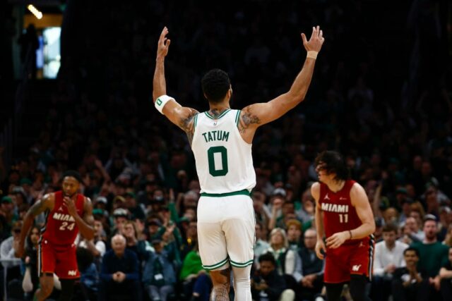 Jayson Tatum nº 0 do Boston Celtics levanta as mãos depois de fazer uma cesta de três pontos contra o Miami Heat durante o primeiro quarto do primeiro jogo dos Playoffs da Primeira Rodada da Conferência Leste no TD Garden em 21 de abril de 2024 em Boston, Massachusetts.