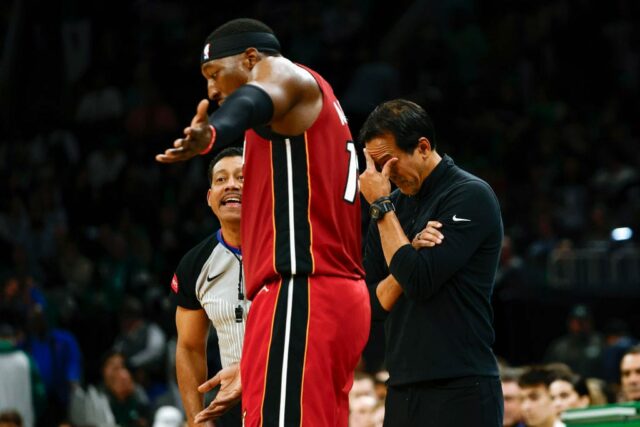 Enquanto Bam Adebayo # 13 do Miami Heat discute com o árbitro Bill Kennedy # 55 enquanto o técnico do Miami Heat, Erik Spoelstra, segura sua cabeça durante a segunda metade do jogo um dos Playoffs da Primeira Rodada da Conferência Leste contra o Boston Celtics no TD Garden em 21 de abril , 2024 em Boston, Massachusetts.