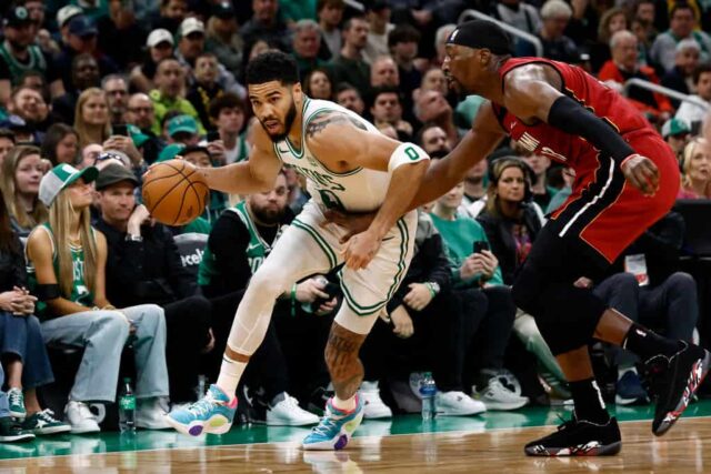 Bam Adebayo # 13 do Miami Heat tenta impedir que Jayson Tatum # 0 do Boston Celtics o ultrapasse durante a segunda metade do primeiro jogo dos Playoffs da Primeira Rodada da Conferência Leste no TD Garden em 21 de abril de 2024 em Boston, Massachusetts .