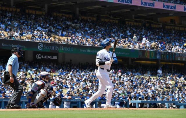 Shohei Ohtani #17 Los Angeles Dodgers atinge seu 176º home run na carreira, um arremesso de duas corridas para marcar Lux, contra o arremessador Adrian Houser #35 do New York Mets durante a terceira entrada no Dodger Stadium em 21 de abril de 2024 em Los Angeles, Califórnia .  O 176º home run de Ohtani é o maior número de home runs rebatidos por um jogador japonês. 
