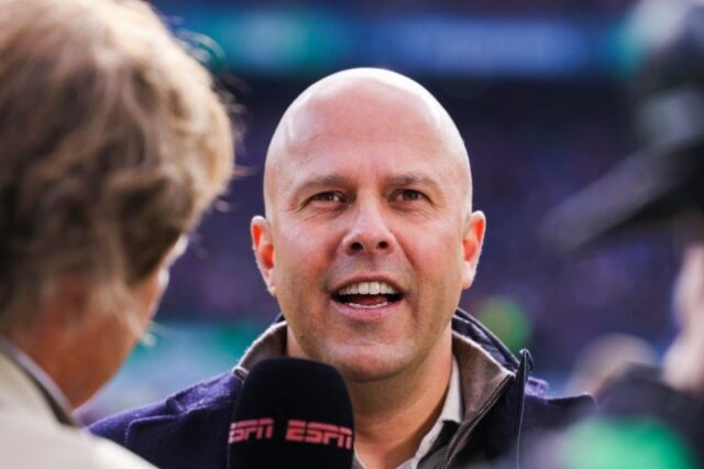 O técnico do Feyenoord, Arne Slot, fala à mídia