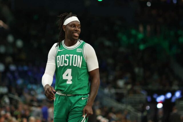 Jrue Holiday # 4 do Boston Celtics caminha na quadra de defesa durante o primeiro tempo de um jogo contra o Milwaukee Bucks no Fiserv Forum em 09 de abril de 2024 em Milwaukee, Wisconsin.