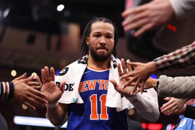 Jalen Brunson nº 11 dos torcedores do New York Knicks ao deixar a quadra após o jogo contra o Chicago Bulls no United Center em 9 de abril de 2024 em Chicago, Illinois.