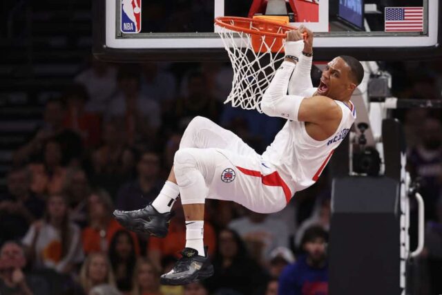 Russell Westbrook #0 do LA Clippers reage após uma enterrada contra o Phoenix Suns durante a primeira metade do jogo da NBA no Footprint Center em 9 de abril de 2024 em Phoenix, Arizona.