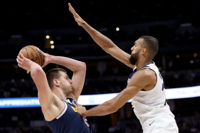 Nikola Jokic nº 15 do Denver Nuggets é guardado por Rudy Gobert nº 27 do Minnesota Timberwolves durante o primeiro quarto na Ball Arena em 10 de abril de 2024 em Denver, Colorado.