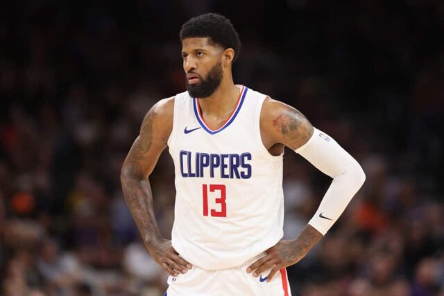 Paul George nº 13 do LA Clippers durante a segunda metade do jogo da NBA no Footprint Center em 9 de abril de 2024 em Phoenix, Arizona. 