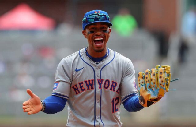     Francisco Lindor nº 12 do New York Mets reage após uma jogada de Brett Baty nº 22 na oitava entrada contra o Atlanta Braves no Truist Park em 11 de abril de 2024 em Atlanta, Geórgia.