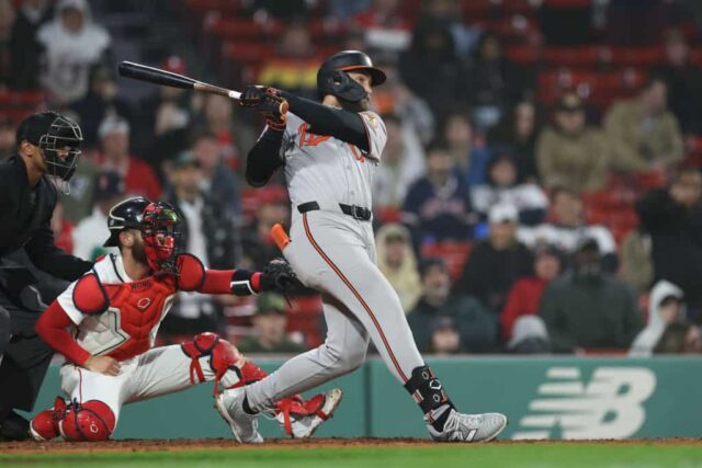 Colton Cowser nº 17 do Baltimore Orioles faz um home run durante a décima entrada contra o Boston Red Sox no Fenway Park em 11 de abril de 2024 em Boston, Massachusetts.