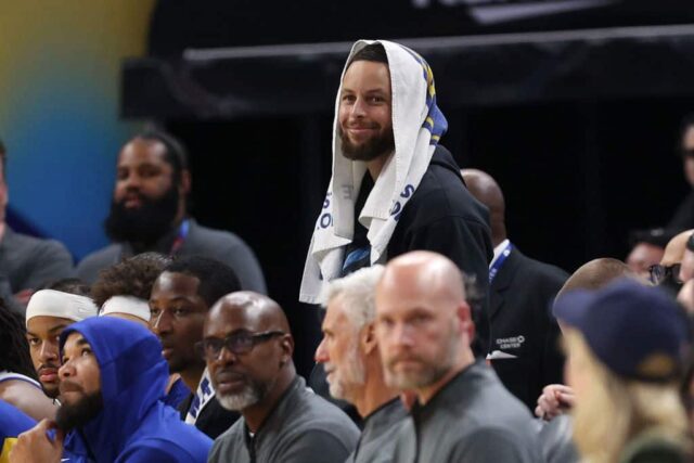 Stephen Curry, nº 30 do Golden State Warriors, assiste seu time jogar contra o Utah Jazz do banco no primeiro tempo no Chase Center em 14 de abril de 2024 em San Francisco, Califórnia.