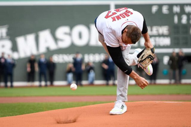 Rob Gronkowski, ex-jogador da NFL do New England Patriots, acerta a bola no monte para um primeiro arremesso cerimonial antes de um jogo entre o Boston Red Sox e o Cleveland Guardians no Fenway Park em 15 de abril de 2024 em Boston, Massachusetts.