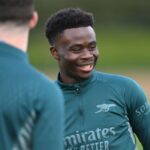 A estrela do Arsenal, Bukayo Saka, sorri no treino