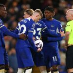 Jogadores do Chelsea discutem pênaltis contra o Everton